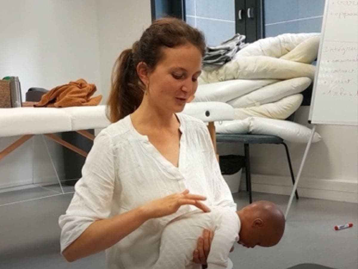 Rebecca Bardet en formation, approche sensorimotrice du nourrisson sur mannequin pédiatrique