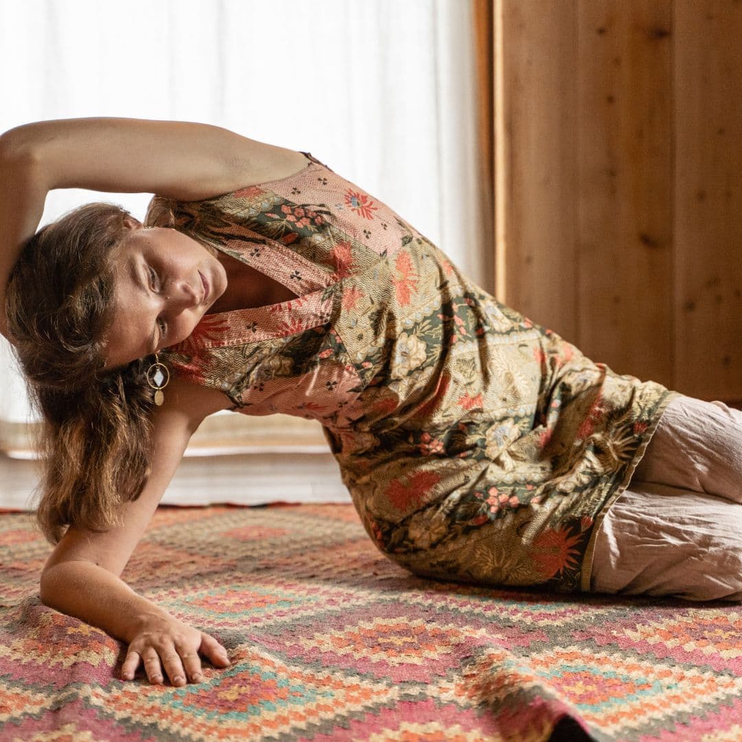 Rebecca Bardet en mouvement au sol, approche sensorimotrice de la douleur chronique inspirée de la méthode Feldenkrais