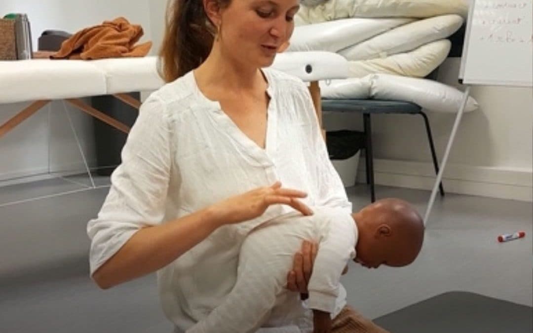 La kinésithérapie pédiatrique sensorimotrice du nourrisson en hyper extension.